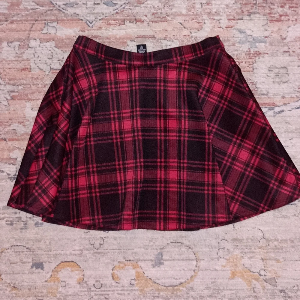 Hot Top Plaid Red black mini skirt size Large